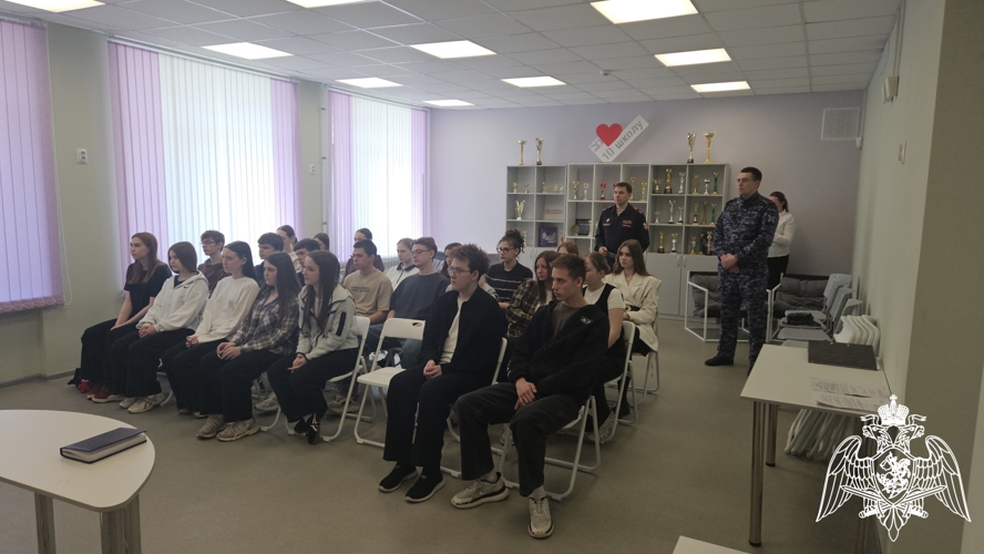 В рамках празднования юбилея Росгвардии начальник Управления Росгвардии по Ивановской области рассказал фурмановским одиннадцатиклассникам о возможности поступлении в ведомственные вузы
