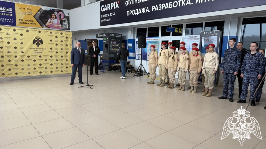 Сотрудники Росгвардии стали почетными гостями открытия выставки в ивановском аэропорту имени маршала А.М. Василевского