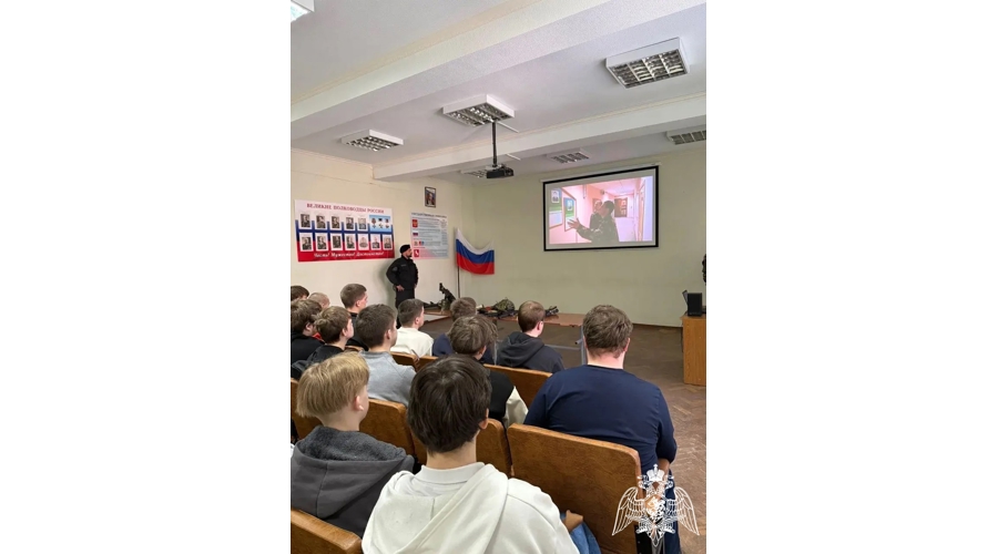 В Кохме сотрудники ОМОН «Спарта» встретились со студентами колледжа