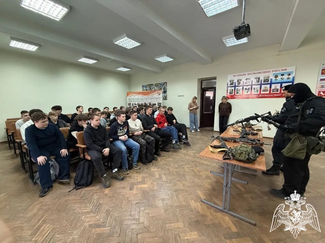 В Кохме сотрудники ОМОН «Спарта» встретились со студентами колледжа