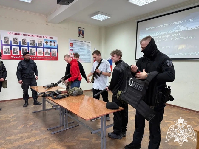 В Кохме сотрудники ОМОН «Спарта» встретились со студентами колледжа