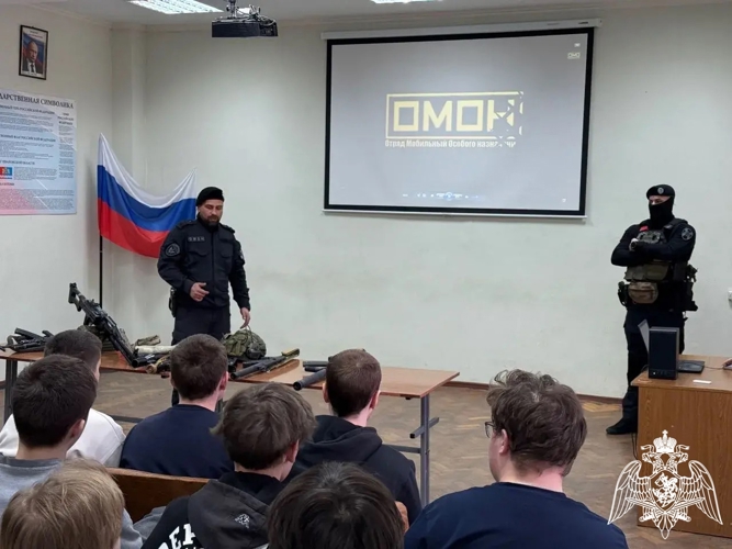 В Кохме сотрудники ОМОН «Спарта» встретились со студентами колледжа