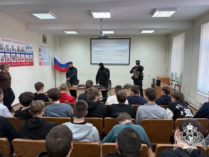 В Кохме сотрудники ОМОН «Спарта» встретились со студентами колледжа