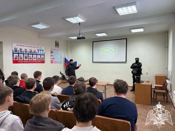 В Кохме сотрудники ОМОН «Спарта» встретились со студентами колледжа