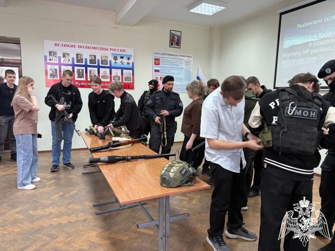 В Кохме сотрудники ОМОН «Спарта» встретились со студентами колледжа