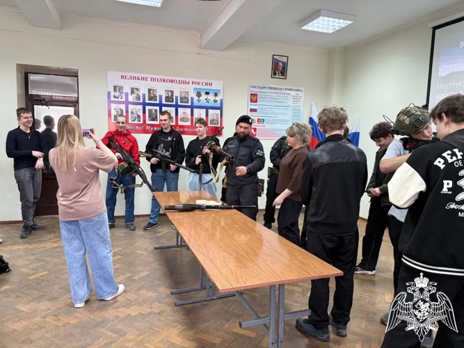 В Кохме сотрудники ОМОН «Спарта» встретились со студентами колледжа