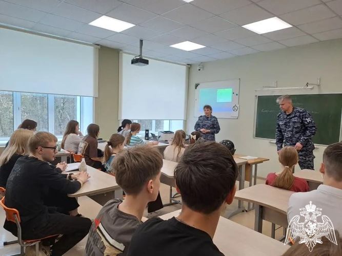 В рамках празднования юбилея Росгвардии офицеры ведомства рассказали вичугской молодежи о преимуществах обучения в военных вузах и службы в войсках национальной гвардии 