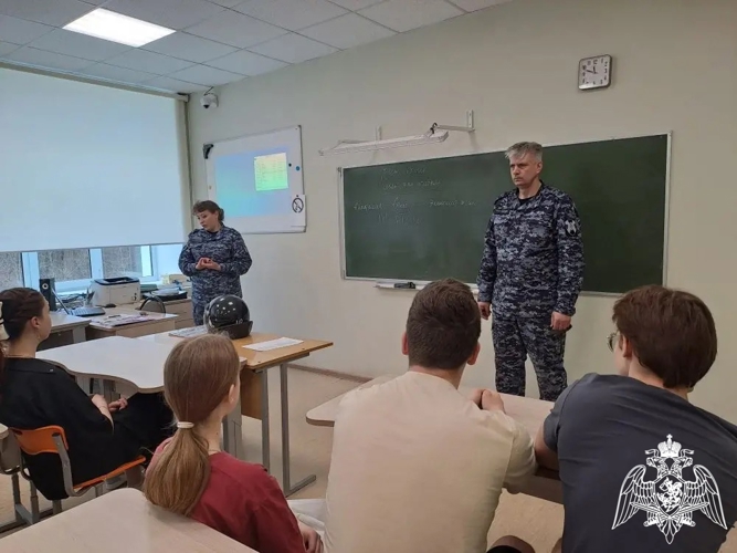 В рамках празднования юбилея Росгвардии офицеры ведомства рассказали вичугской молодежи о преимуществах обучения в военных вузах и службы в войсках национальной гвардии 