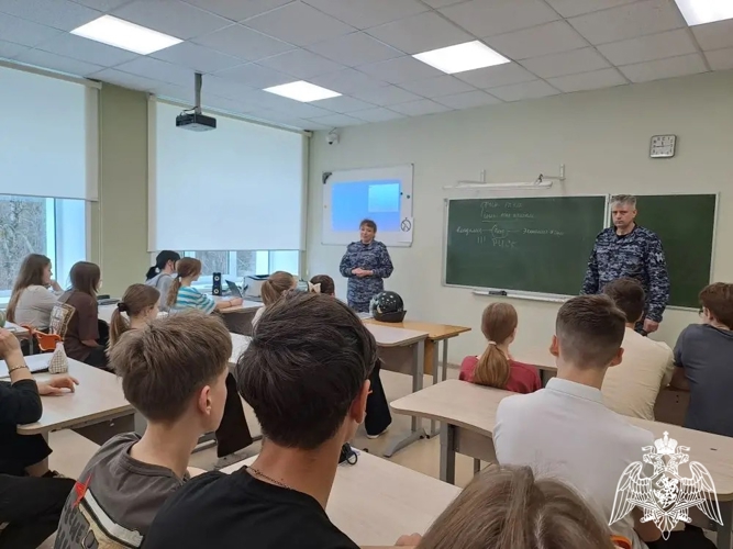 В рамках празднования юбилея Росгвардии офицеры ведомства рассказали вичугской молодежи о преимуществах обучения в военных вузах и службы в войсках национальной гвардии 