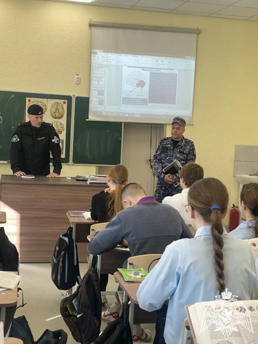 Представитель Росгвардии рассказал школьникам из Приволжска о службе в подразделениях ведомства