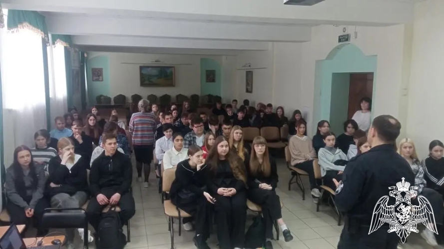 В рамках празднования юбилея Росгвардии офицеры ведомства рассказали вичугской молодежи о преимуществах обучения в военных вузах и службы в войсках национальной гвардии 