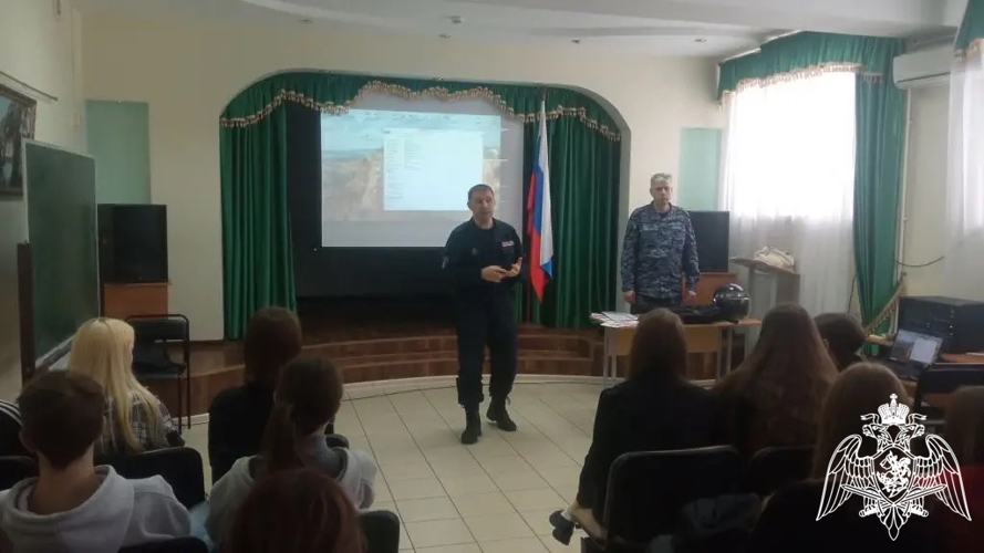 В рамках празднования юбилея Росгвардии офицеры ведомства рассказали вичугской молодежи о преимуществах обучения в военных вузах и службы в войсках национальной гвардии 