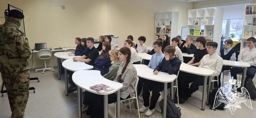 В Кинешме сотрудники вневедомственной охраны и ОМОН "Спарта" провели встречу со школьниками, посвященную 10-летию образования Росгвардии