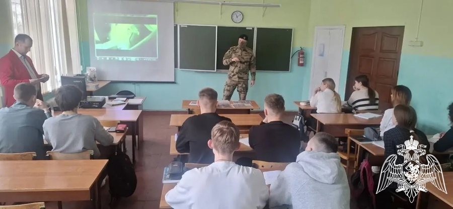 В Кинешме сотрудники вневедомственной охраны и ОМОН "Спарта" провели встречу со школьниками, посвященную 10-летию образования Росгвардии