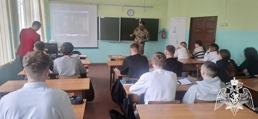 В Кинешме сотрудники вневедомственной охраны и ОМОН "Спарта" провели встречу со школьниками, посвященную 10-летию образования Росгвардии