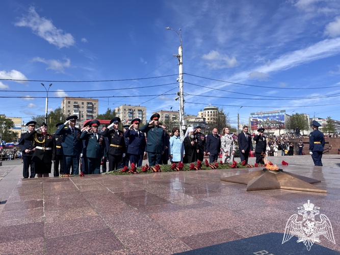 В Иванове руководитель регионального Управления Росгвардии Владимир Марин принял участие в церемониях возложения цветов к мемориалам боевой славы и воинским захоронениям 