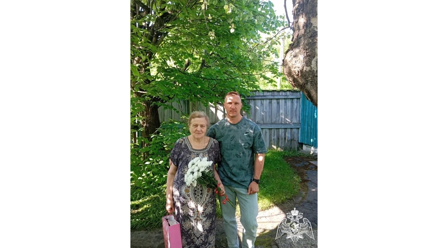 Сотрудники ОМОН "Спарта" поздравили с днём рождения мать погибшего боевого товарища