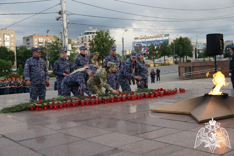 Сотрудники Росгвардии зажгли «Свечу памяти» в Иванове