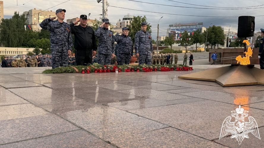 Сотрудники Росгвардии зажгли «Свечу памяти» в Иванове