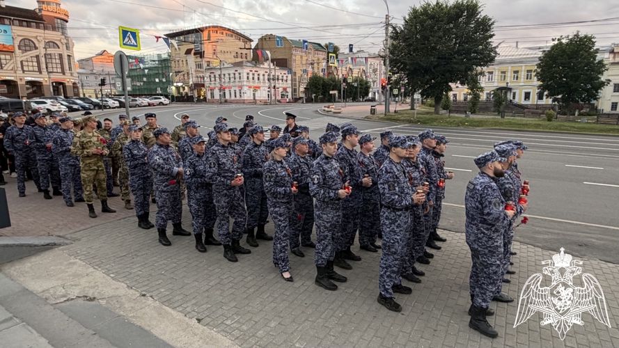 Сотрудники Росгвардии зажгли «Свечу памяти» в Иванове