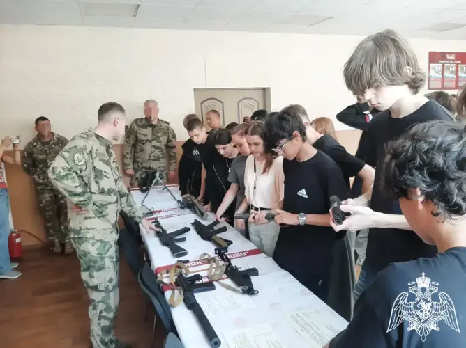 Юные ивановцы посетили базу СОБР "Сумрак"