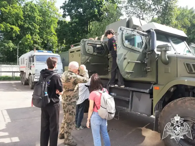 Юные ивановцы посетили базу СОБР 