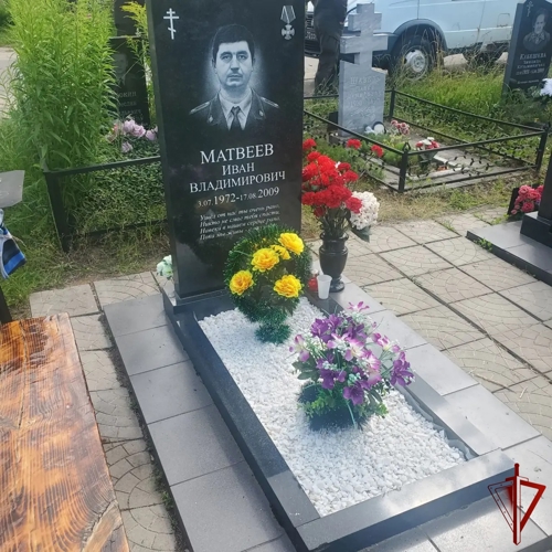 Сотрудники СОБР «Сумрак» почтили память погибшего сослуживца