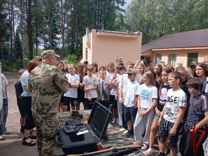 Представители ивановского ОМОН "Спарта" провели обучающее занятие с вопитанниками детского лагеря