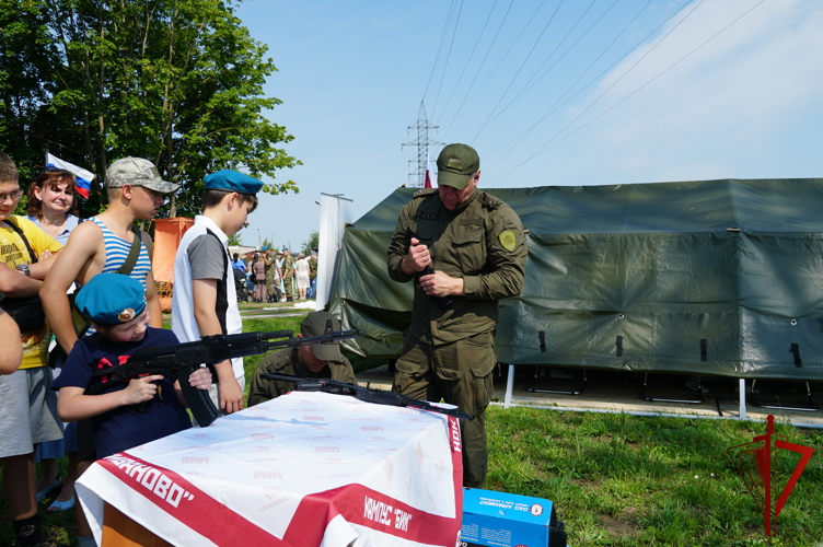 В Иванове личный состав Росгвардии принял участие в торжественных мероприятиях, посвященных празднованию Дня Воздушно-десантных войск