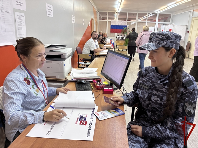 Росгвардейцы обеспечивают безопасность на выборах в Ивановской области и голосуют сами
