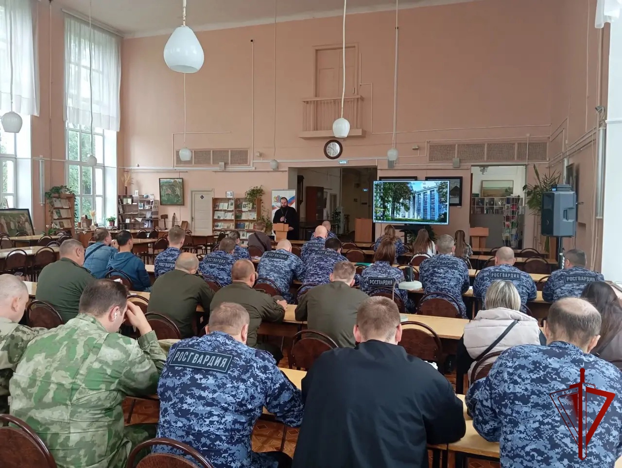 Священник поговорил с росгвардейцами о пресечении террористической деятельности