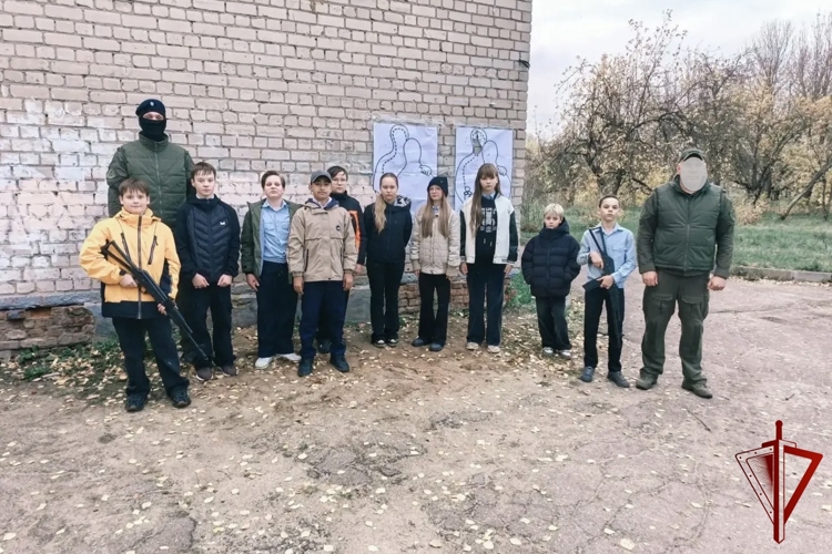 В Иванове сотрудники СОБР «Сумрак» Росгвардии провели тактико-специальное занятие для учеников средней школы № 2