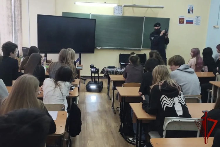 Урок мужества и чести: бойцы ОМОН «Спарта» встретились со старшеклассниками ивановской школы № 42