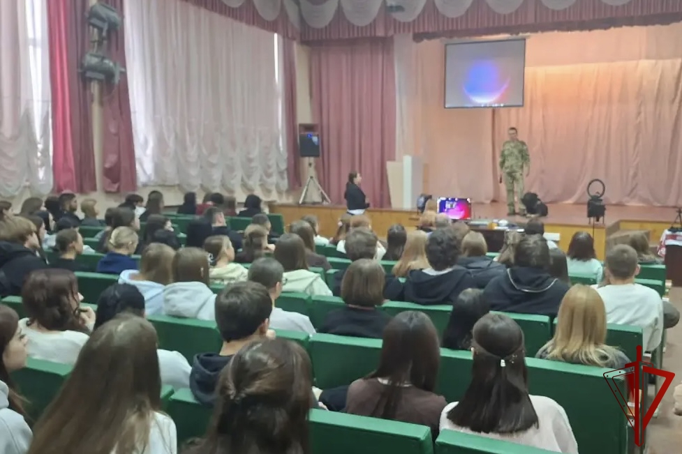 Знакомство с профессией: бойцы СОБР «Сумрак» и четвероногие помощники Росгвардии навестили студентов кооперативного техникума