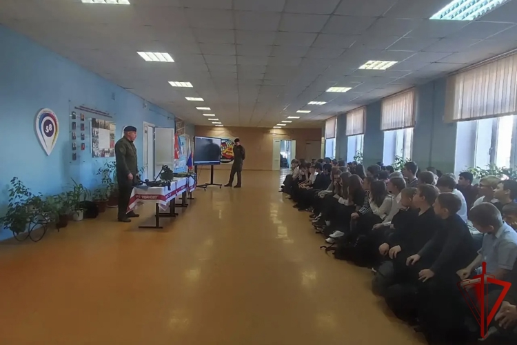 В ивановской школе № 58 прошел незабываемый «Урок мужества» с участием офицеров Росгвардии