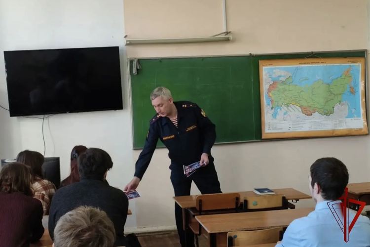 В рамках празднования юбилейного года Росгвардии сотрудники ведомства проводят военно-патриотические встречи с ивановскими старшеклассниками