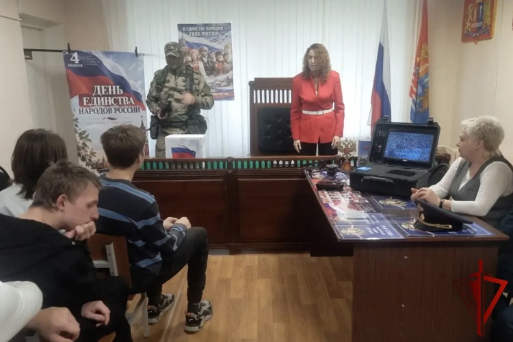 Сотрудники Росгвардии приняли участие в патриотической встрече со студентами в Ивановской области