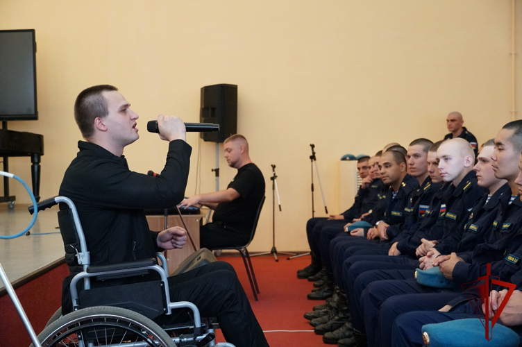 Диалог поколений: в Ивановском музучилище прошел трогательный концерт ветеранов СВО с участием росгвардейца 
