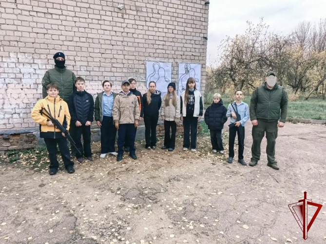 В Иванове сотрудники СОБР «Сумрак» Росгвардии провели тактико-специальное занятие для учеников средней школы № 2