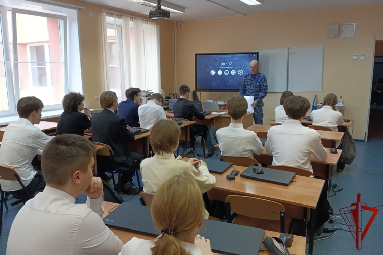 В честь празднования юбилея Росгвардии сотрудники вневедомственной охраны провели патриотическое мероприятие для старшеклассников школы №8 в Кинешме