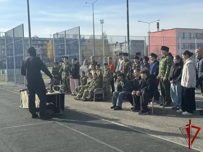 В Ивановской области сотрудники ОМОН «Спарта» провели тематический лекторий для школьников
