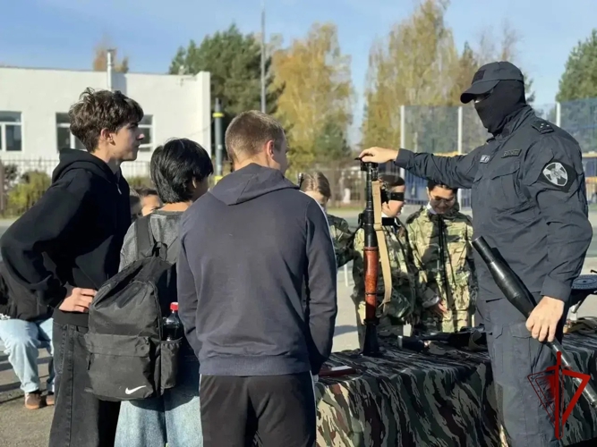В Ивановской области сотрудники ОМОН «Спарта» провели тематический лекторий для школьников
